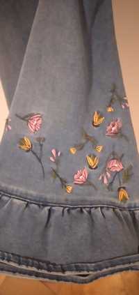 Śliczna Sukienka jeansowa z motywem kwiatowym rozm.110!
