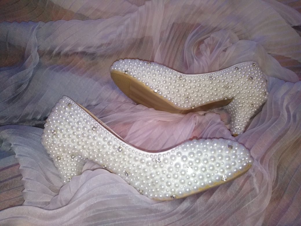 Весільні туфлі с перлинами