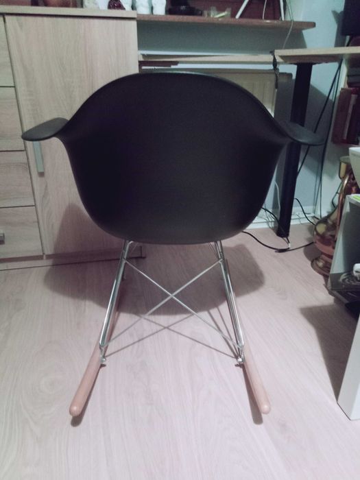 Nowoczesny fotel bujany