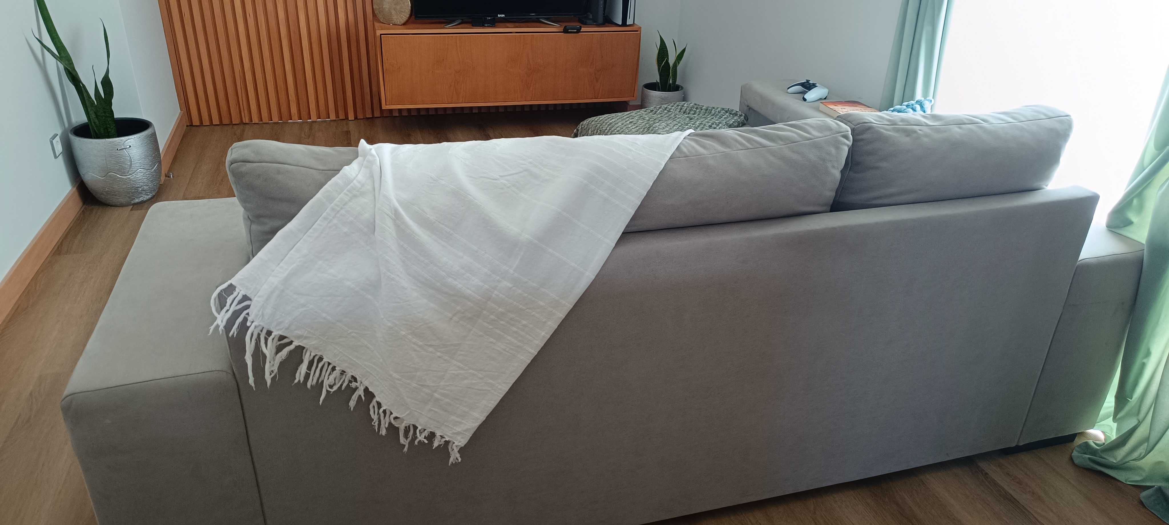 Sofá 3 lugares com chaise longue.
