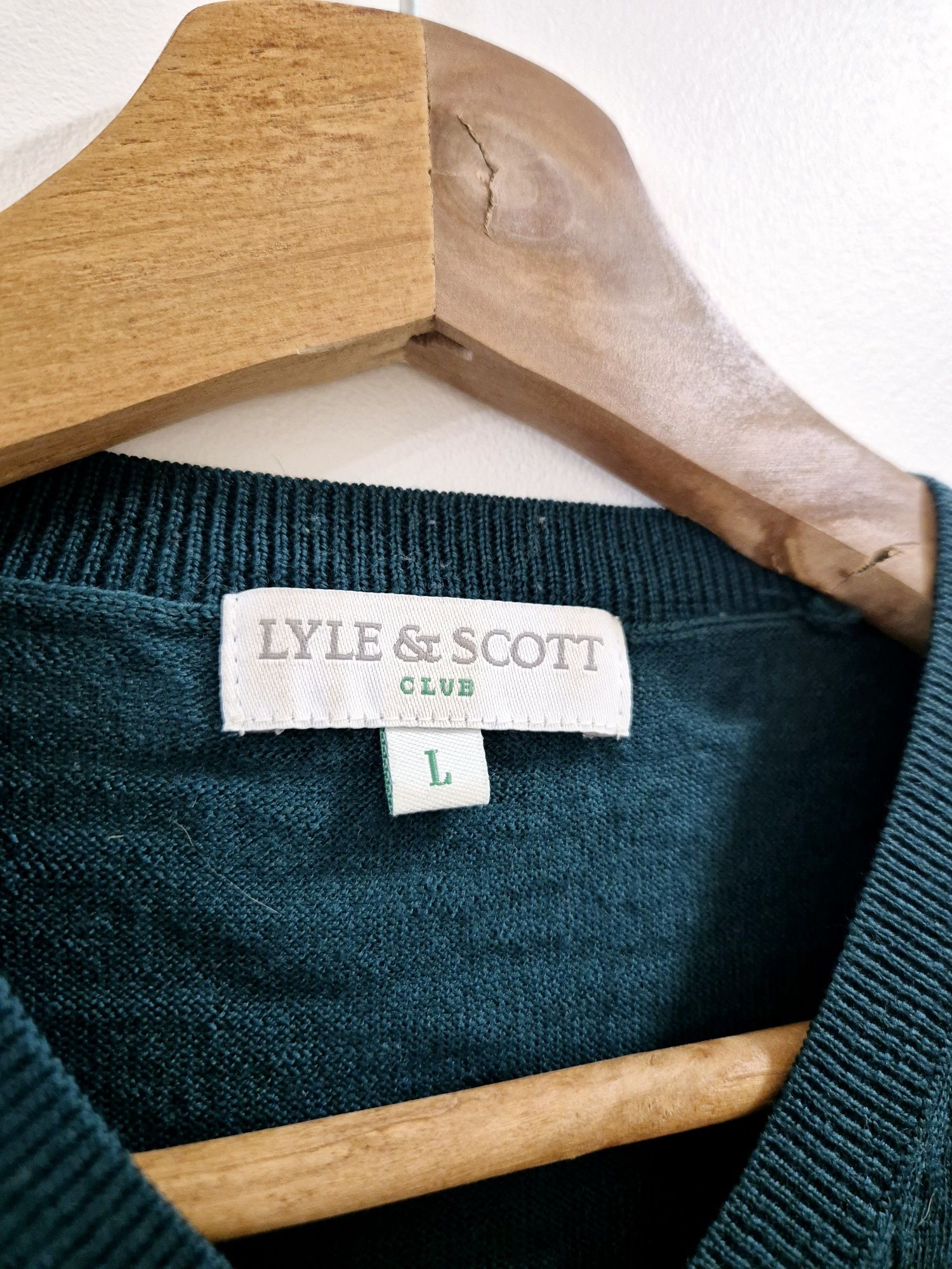 Sweter 100% merino butelkowa zieleń Lyle&Scott L dekolt V