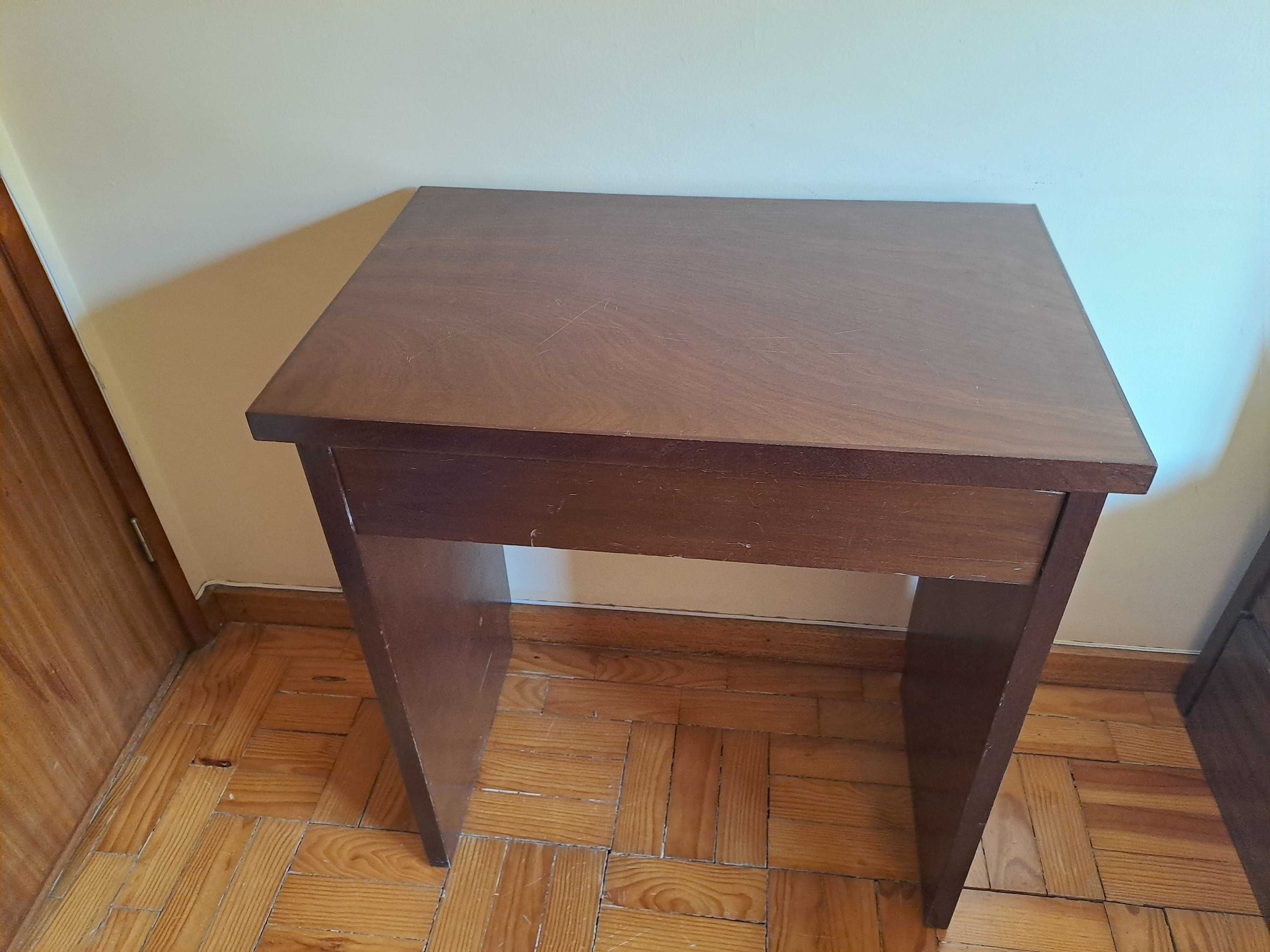 cama solteiro dupla com colchões + secretária