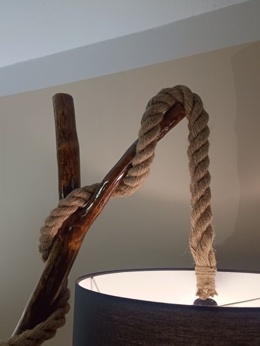 Lampa podłogowa robiona ręcznie