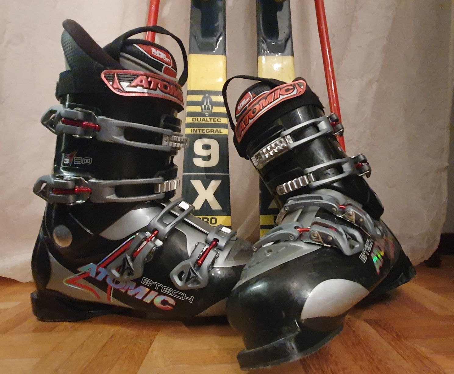 Skis e botas para a neve
