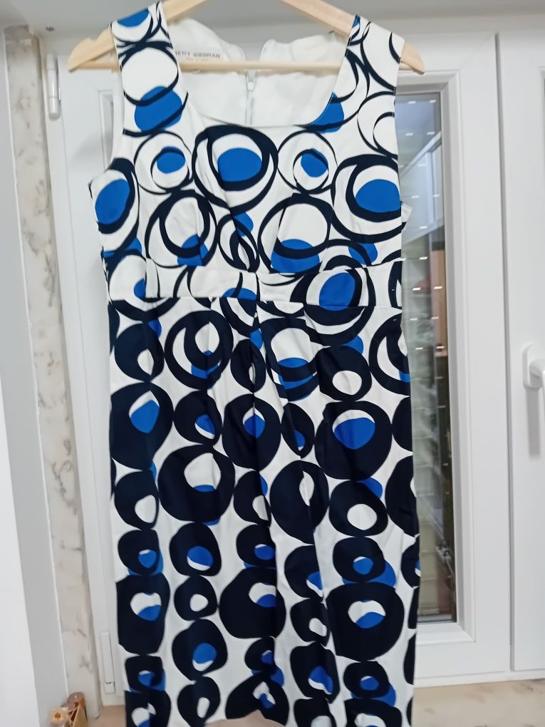 Vestido branco às bolinhas