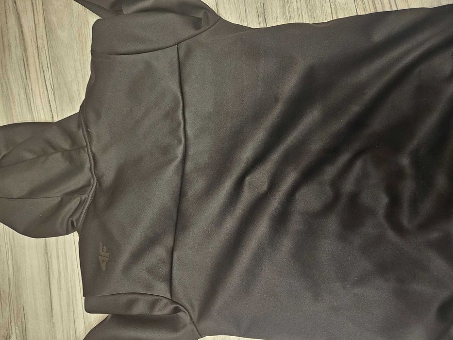 4F chłopięca kurtka softshell czarna r.164cm