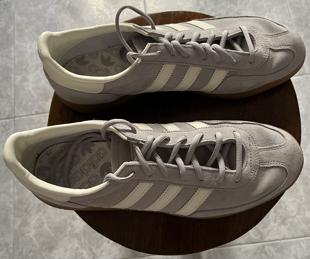 Tenis Adidas com detalhes brancos, raramente usados