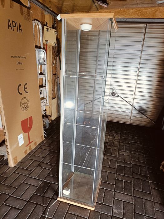 Szklany regał, witryna, gablota