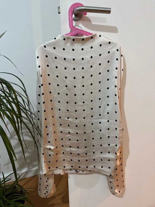 Blusa bege acetinada