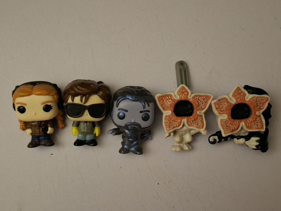 фигурки киндер очень странные дела