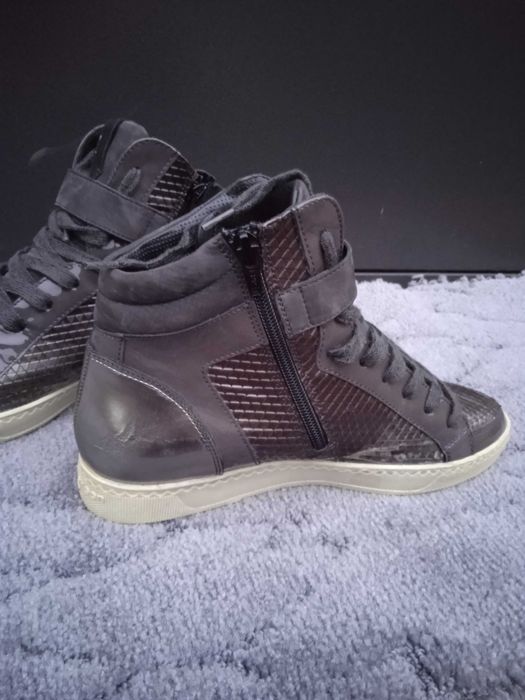 Ботинки , кросівки шкіряні.