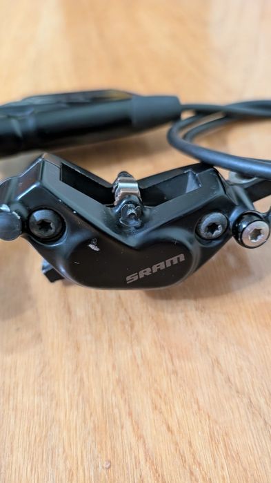 Передній тормоз sram code r