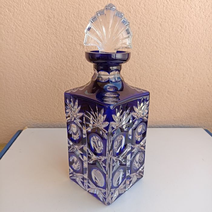 Garrafa de licor lapidada em cristal azul cobalto