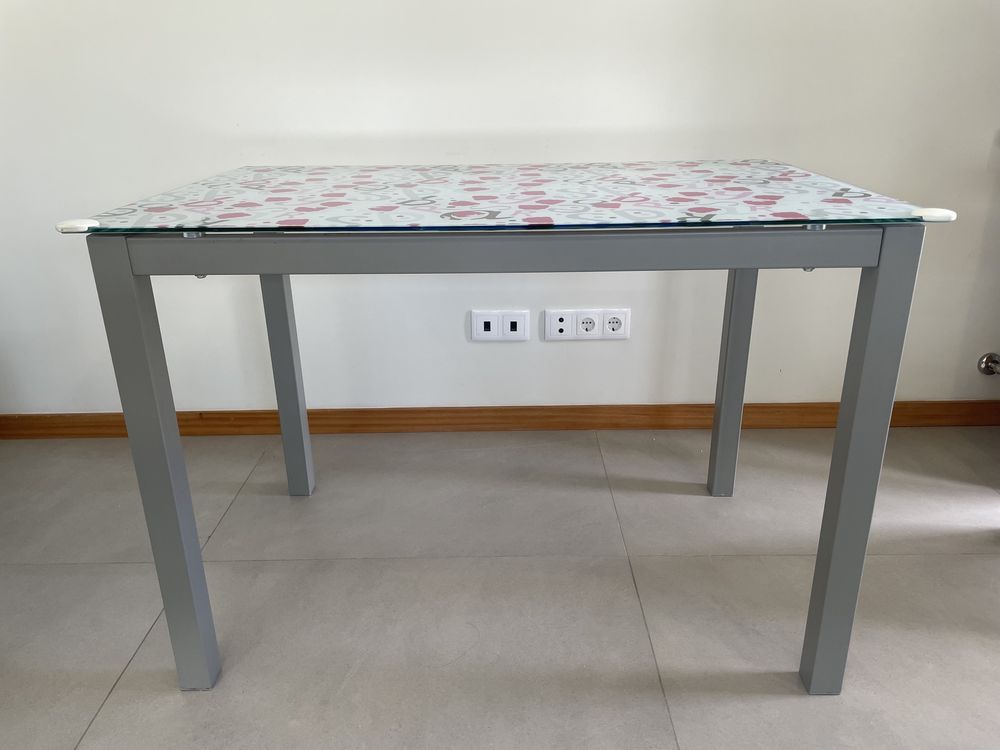 Mesa de metal e vidro