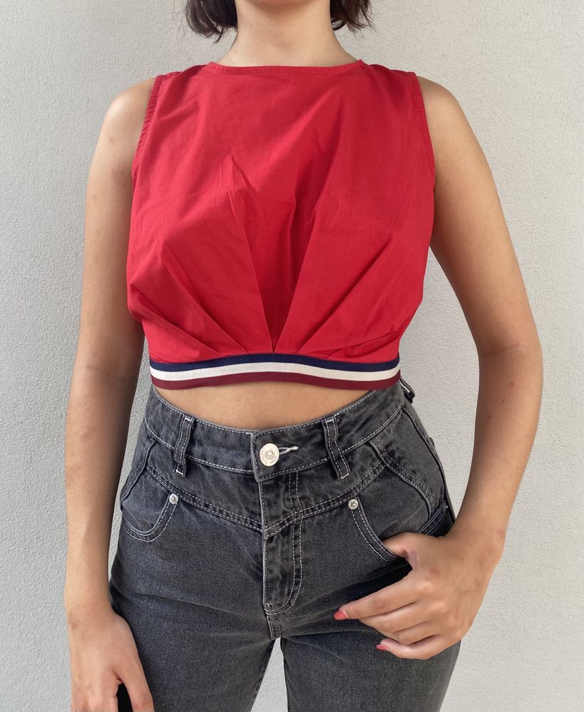 Top vermelho com laço