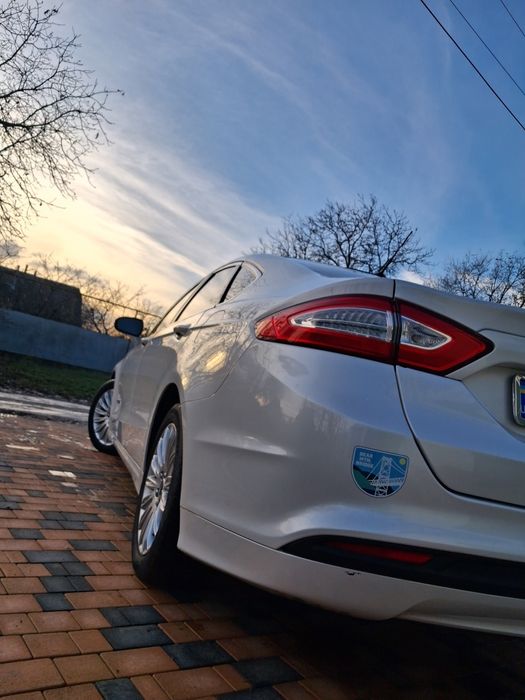 Ford fusion 2013 год.
