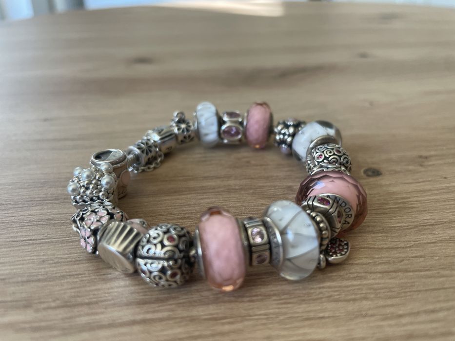 Bransoletka Pandora z 18 charms