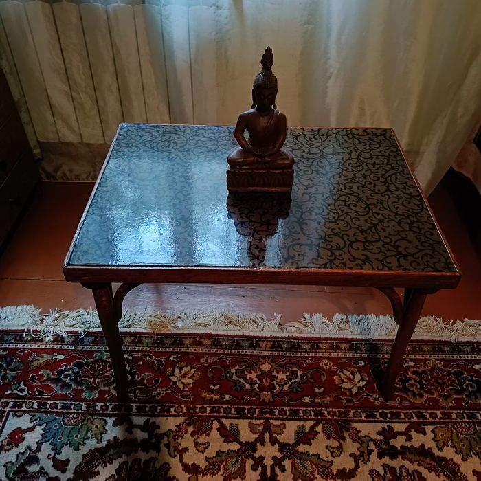 Столик и восточная вязь на столешнице