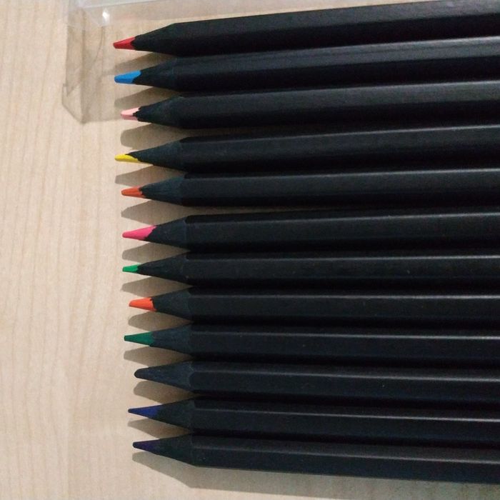 Цветные карандаши 12 штук чёрное дерево для рисования набор творчество