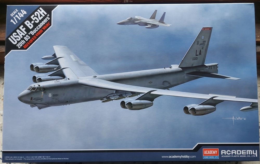 Samolot B-52H firmy Academy w skali 1/144