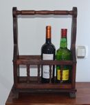 Suporte para 3 Garrafas de Vinho, em madeira maciça de boa qualidade