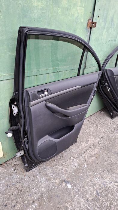 Двері Toyota Avensis T25 liftback двері задні авенсіс т25