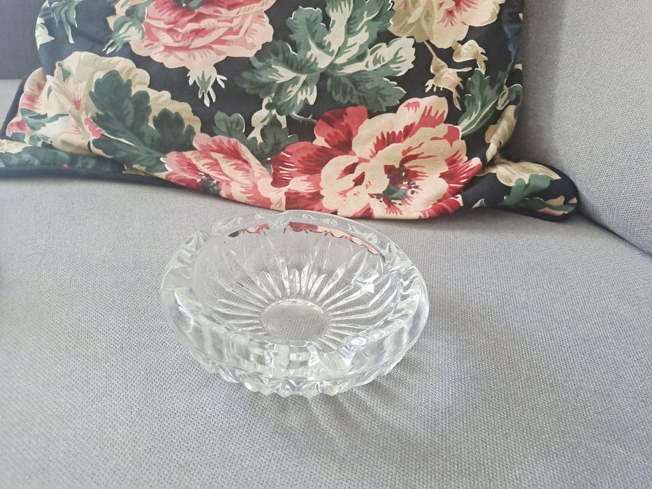 Kieliszki, karafka, cukiernica, popielnica i różne