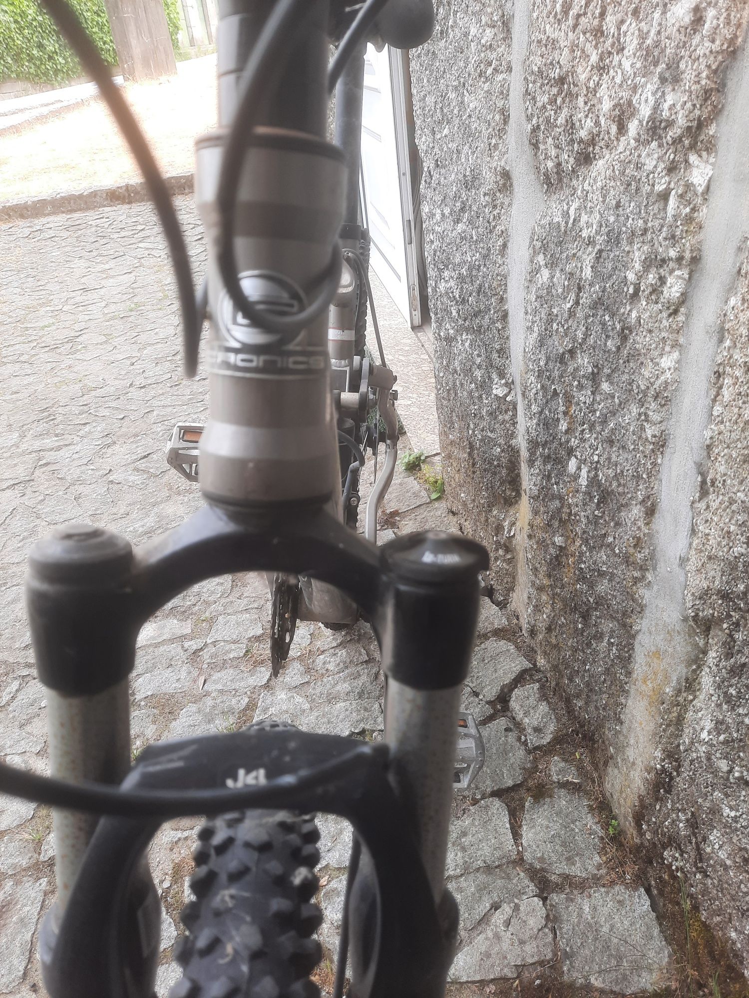 Bicicleta com suspensão total e travões de disco