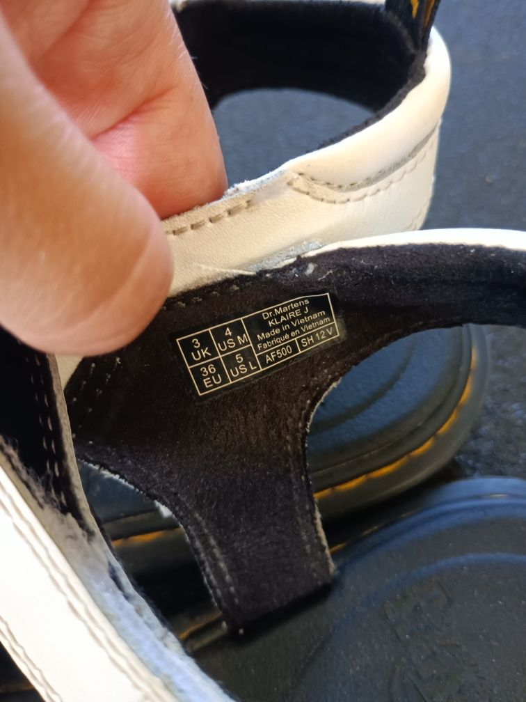 Sandálias Dr. Martens