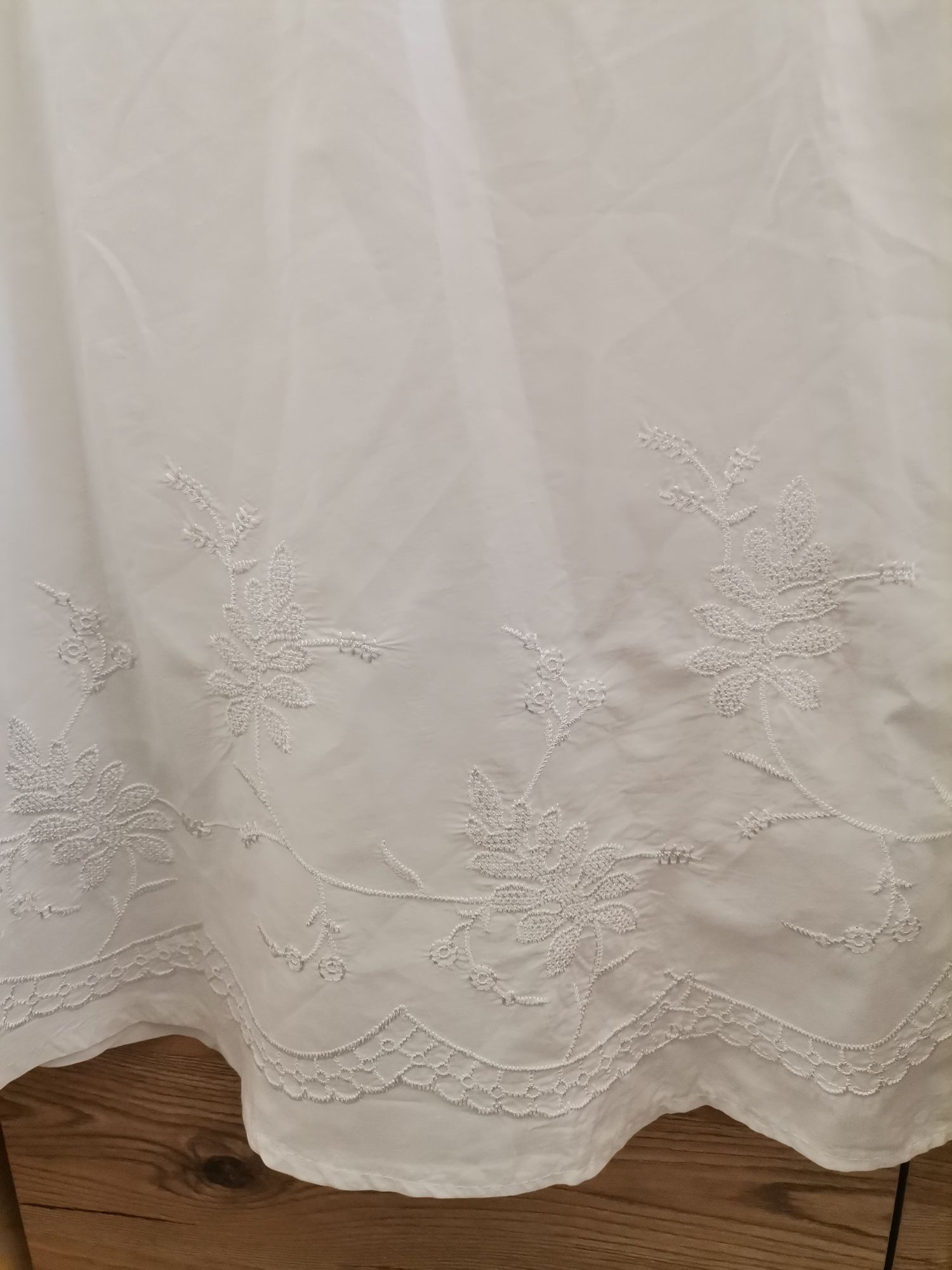 Biała spódnica z ozdobnym haftem