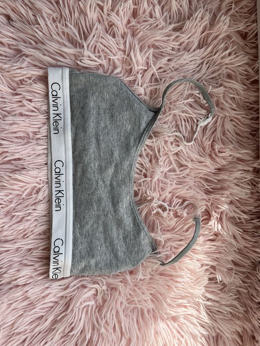 Top na ramionczkach Calvin Klein