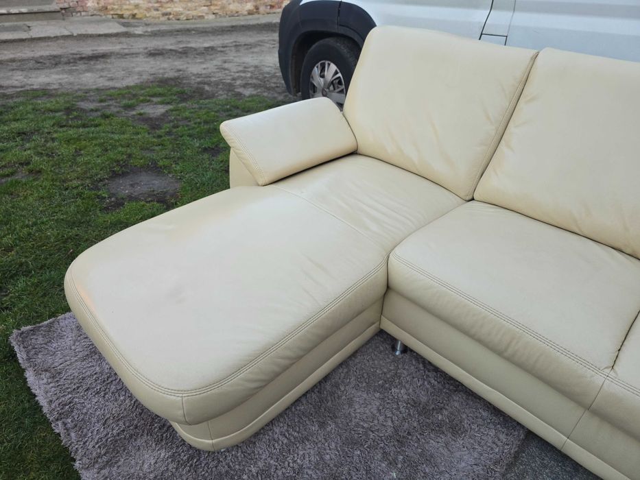 Narożnik skórzany w kolorze ecru, bez funkcji spania z pojemnikiem