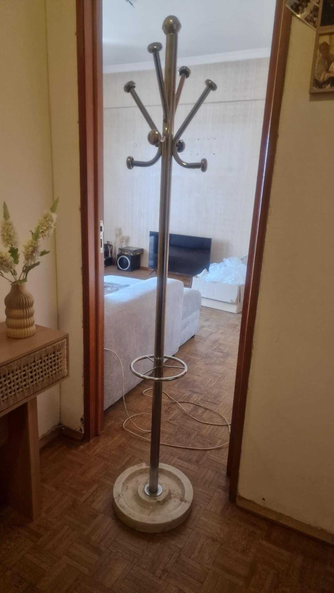Cabideiro de pé cromado com base em mármore – em bom estado