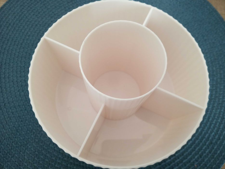 Biały obrotowy organizer na kosmetyki pędzle do makijażu kredki