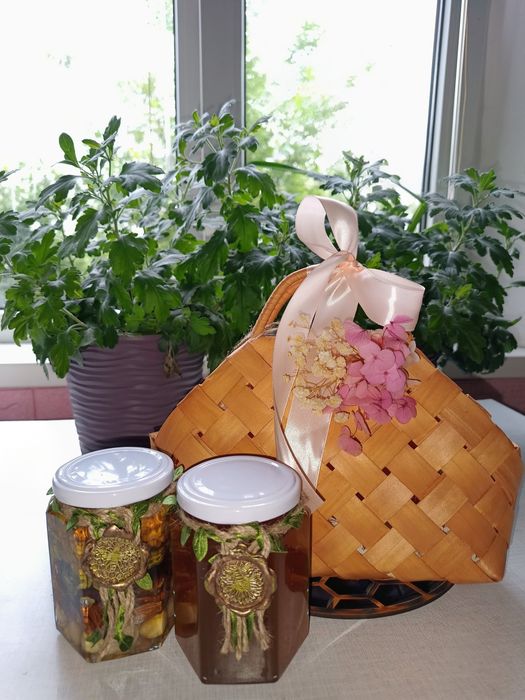 Корзинка мед з горішками