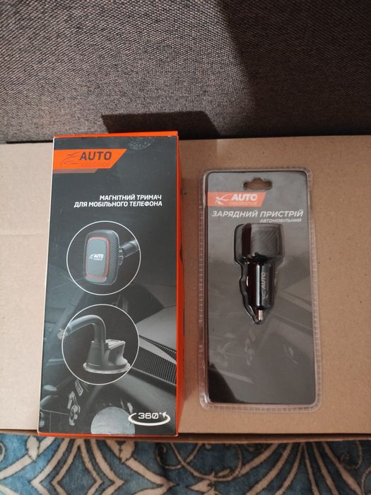 Розморожувач скла, тримач мобільного телефону,  зарядний пристрій,.