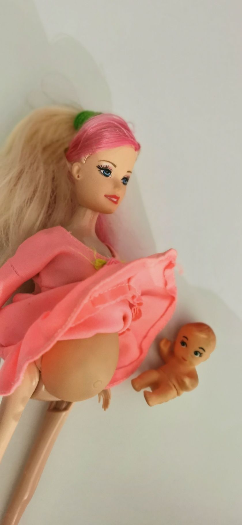 Lalka Barbie w ciąży z dzieckiem