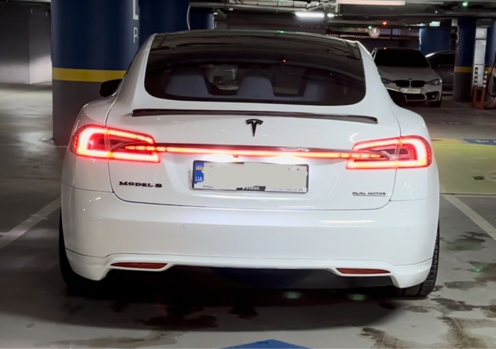 Tesla S панель с подсветкой багажника..фари