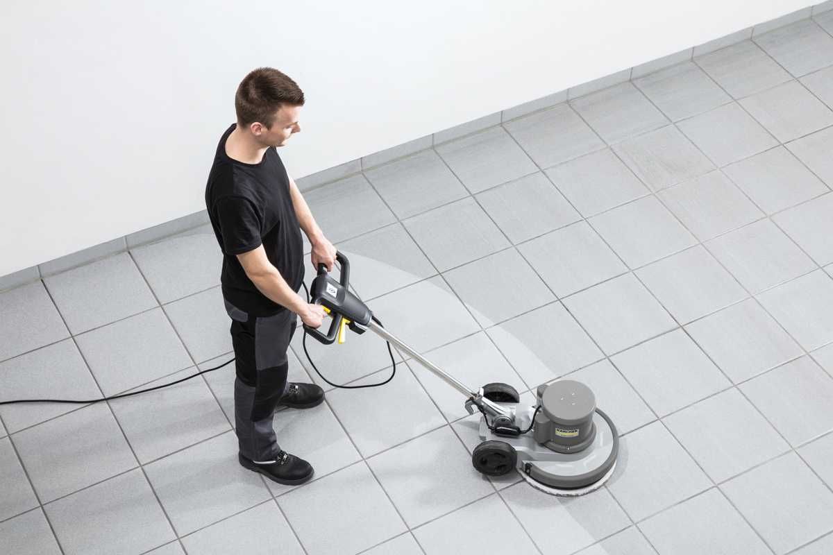 Wynajem Karcher Szorowarka BD 50/60 ze sciąganiem wody kabel Wypożycz
