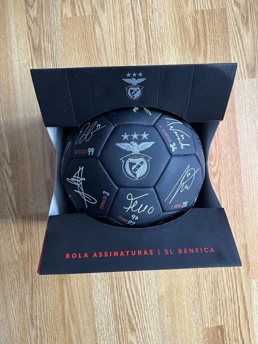 Bola assinada por plantel do Benfica