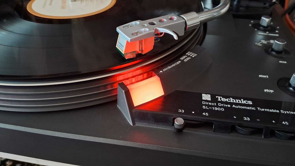 Technics SL-1900 Direct Drive Automatics програвач вінілу.
