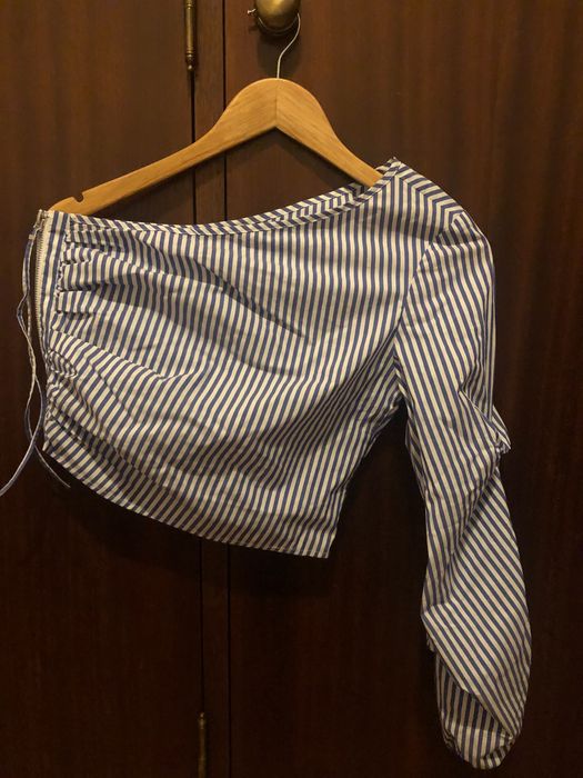 Top às riscas Stradivarius-  só com uma manga e fecho lateral