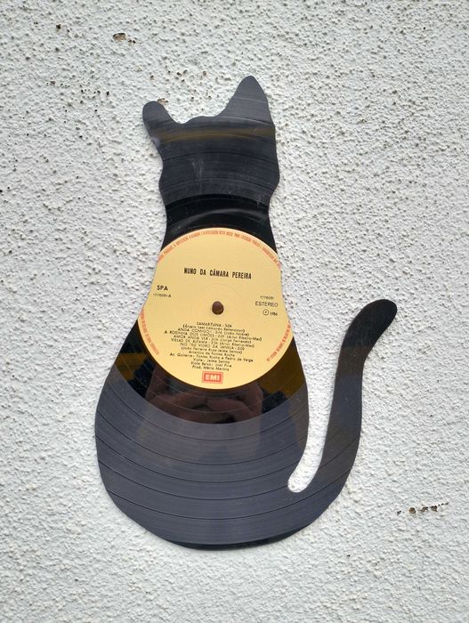 Silhueta Gato feita de um disco de vinil LP