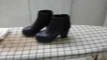 Botins pretos com fecho no calcanhar