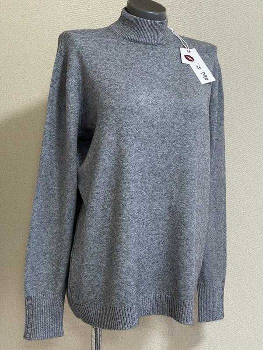 Стильний,затишний светр,горло-стійка,з гудзиками на рукавах,р-и 50-56