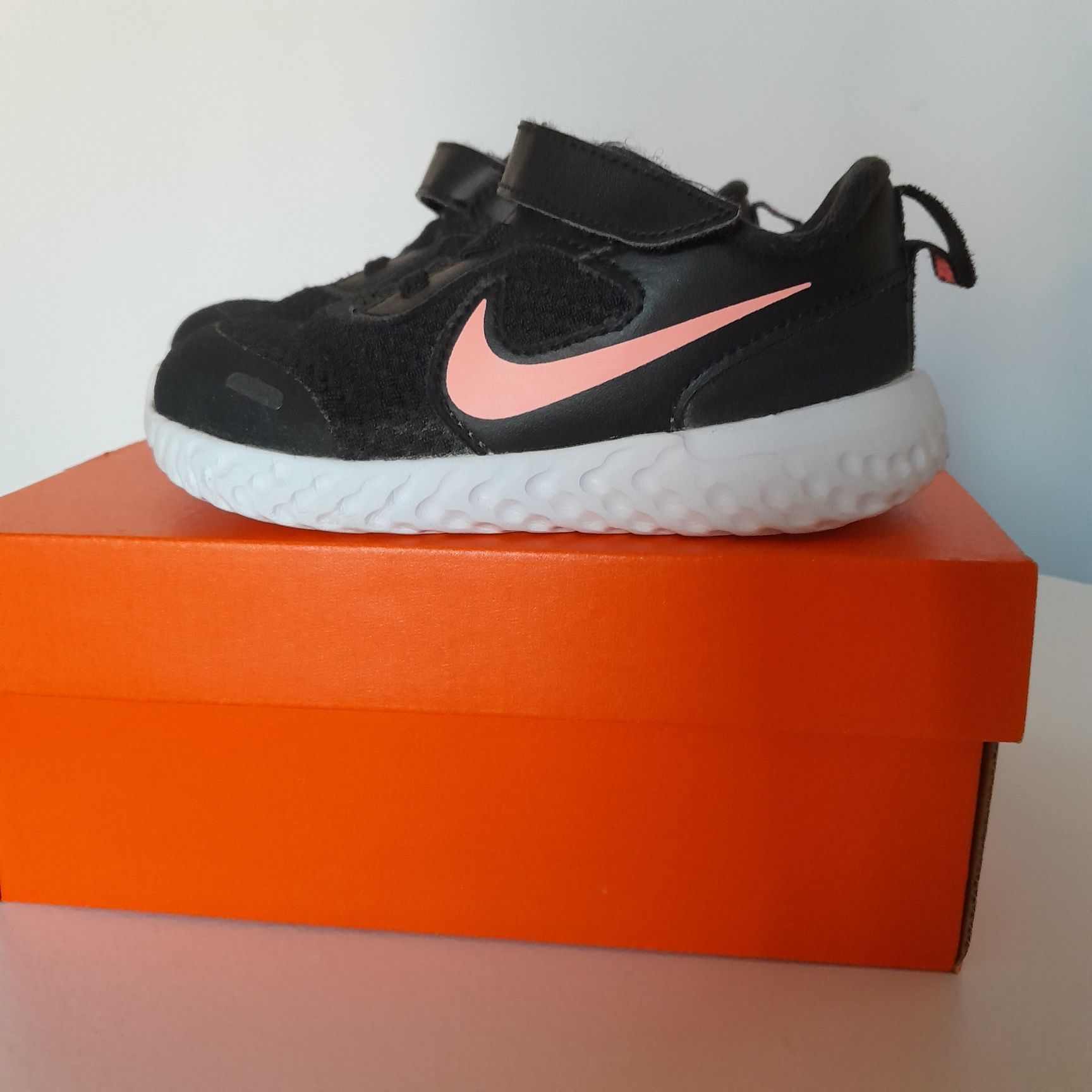 Buty Nike Revolution 5 roz 25 dla dziewczynki