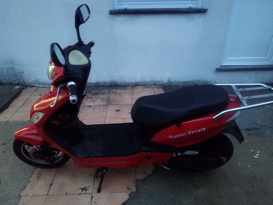 Moto elétrica vermelha