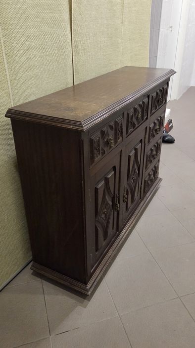 Armário antigo de madeira trabalhada