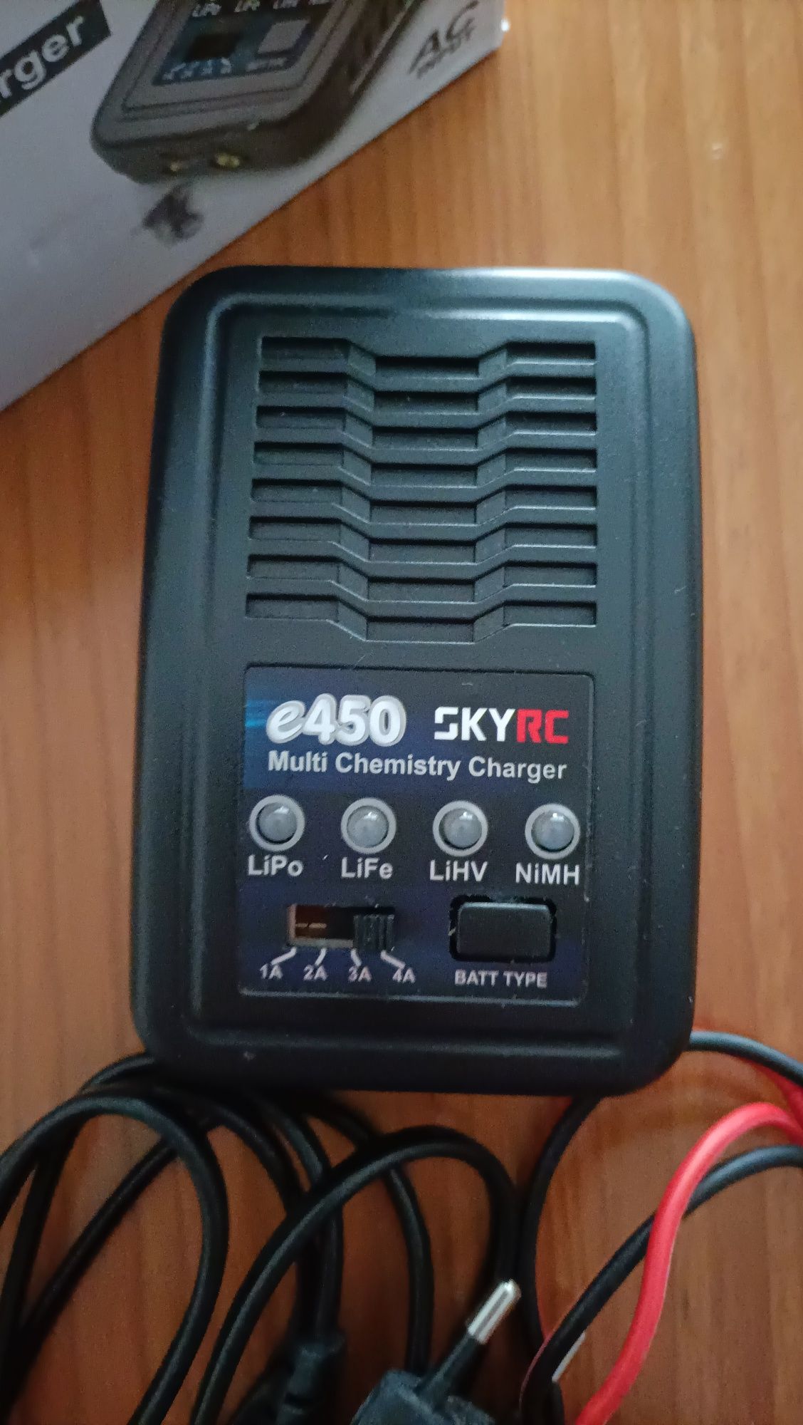Carregador e450 AC NiMh 6-8 / LiPo 2-4S 1-4A 50W Charger SkyRC