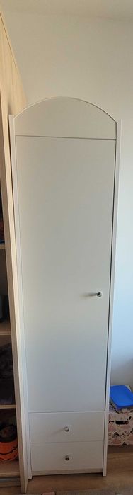 biała szafa, komoda oraz słupek-  meble dziecięce